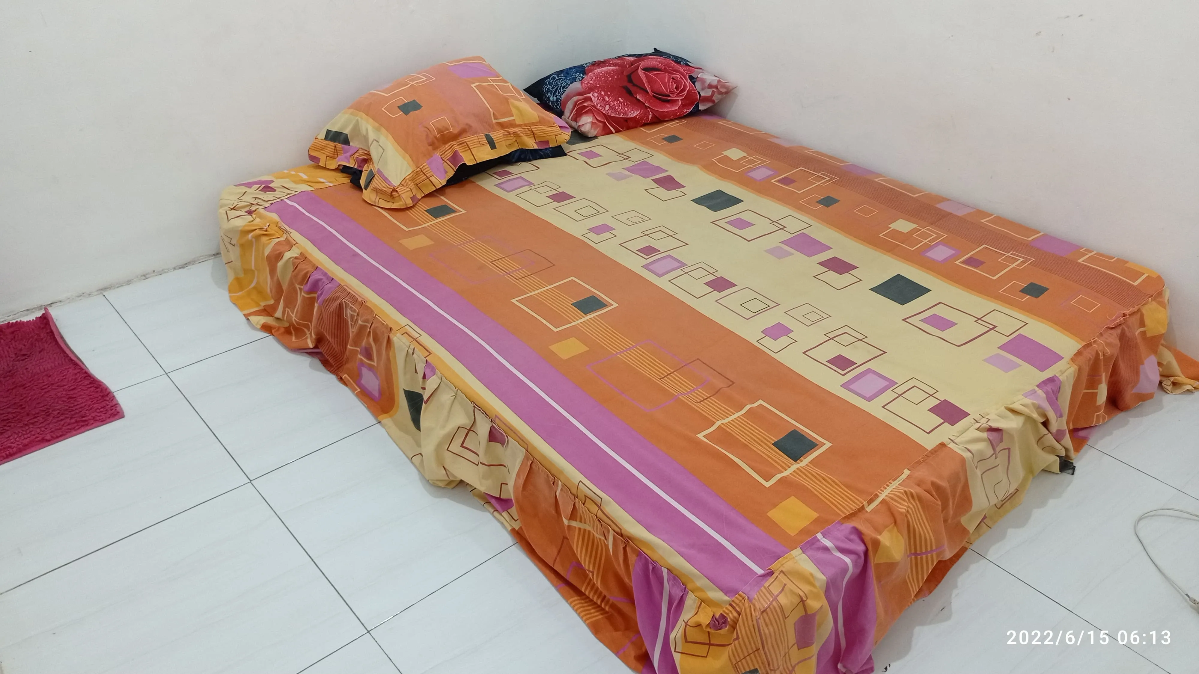 Foto Kamar J (Deluxe Room)  Kost Surabaya